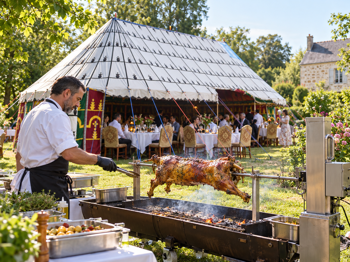 Méchoui préparé à la broche dans une zone de cuisson séparée des tables